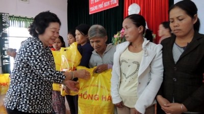 Nguyên Phó Chủ tịch nước Trương Mỹ Hoa thăm tặng quà tại Kon Tum - ảnh 1